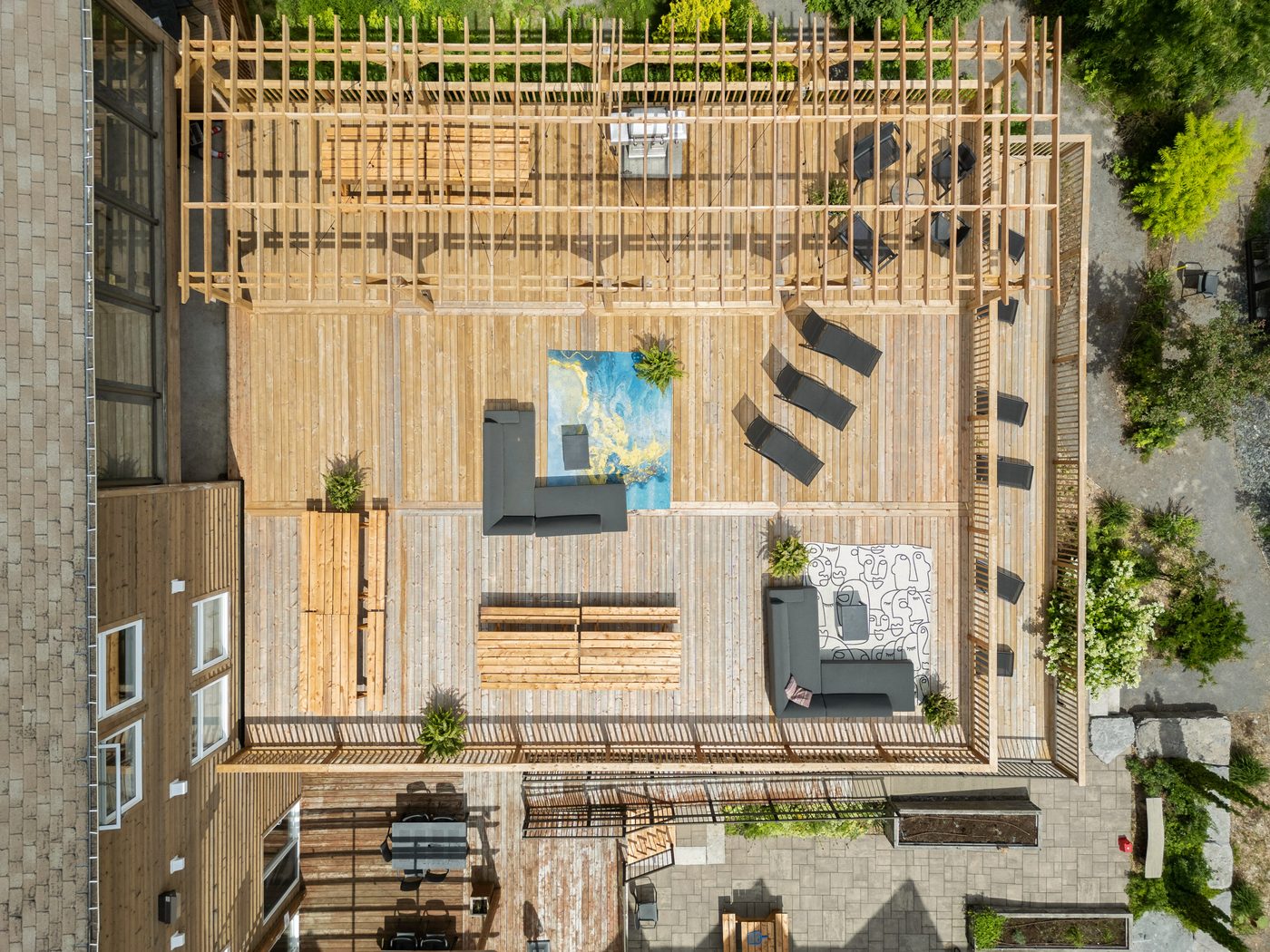 Immense terrasse commune de Fleuve Cité