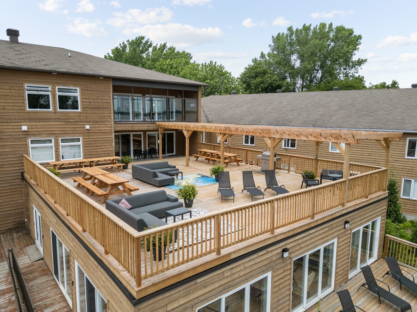 BBQ extérieur sur la terrasse de Fleuve Cité